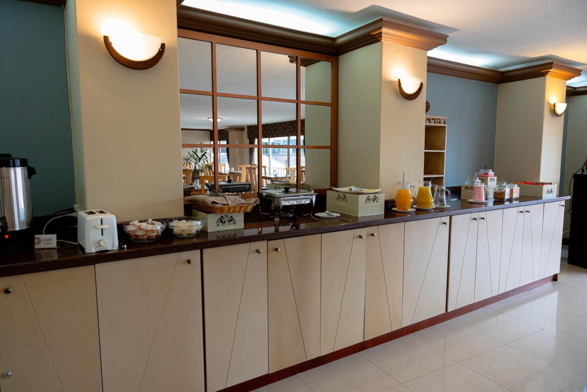 Hotel Santa Monica Куенка Екстериор снимка