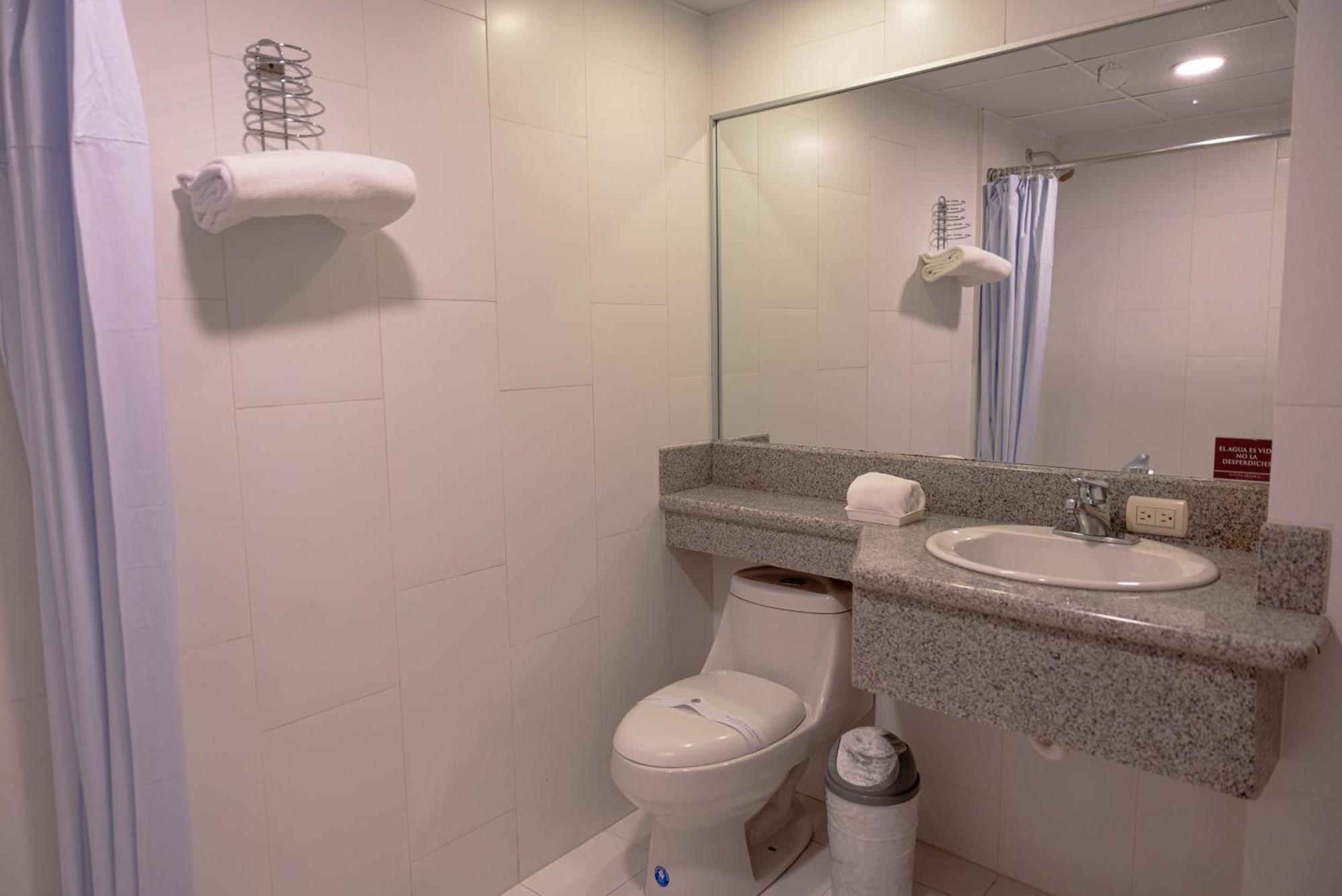 Hotel Santa Monica Куенка Екстериор снимка
