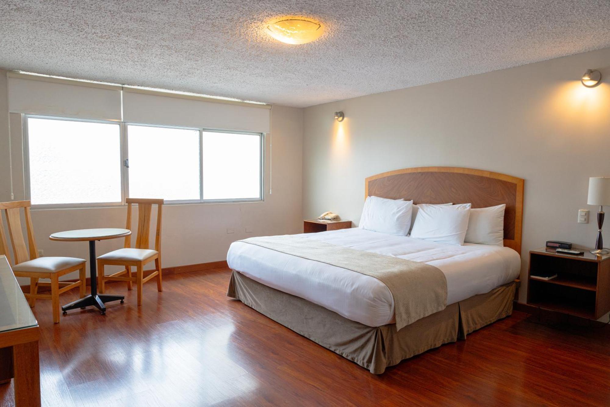 Hotel Santa Monica Куенка Екстериор снимка