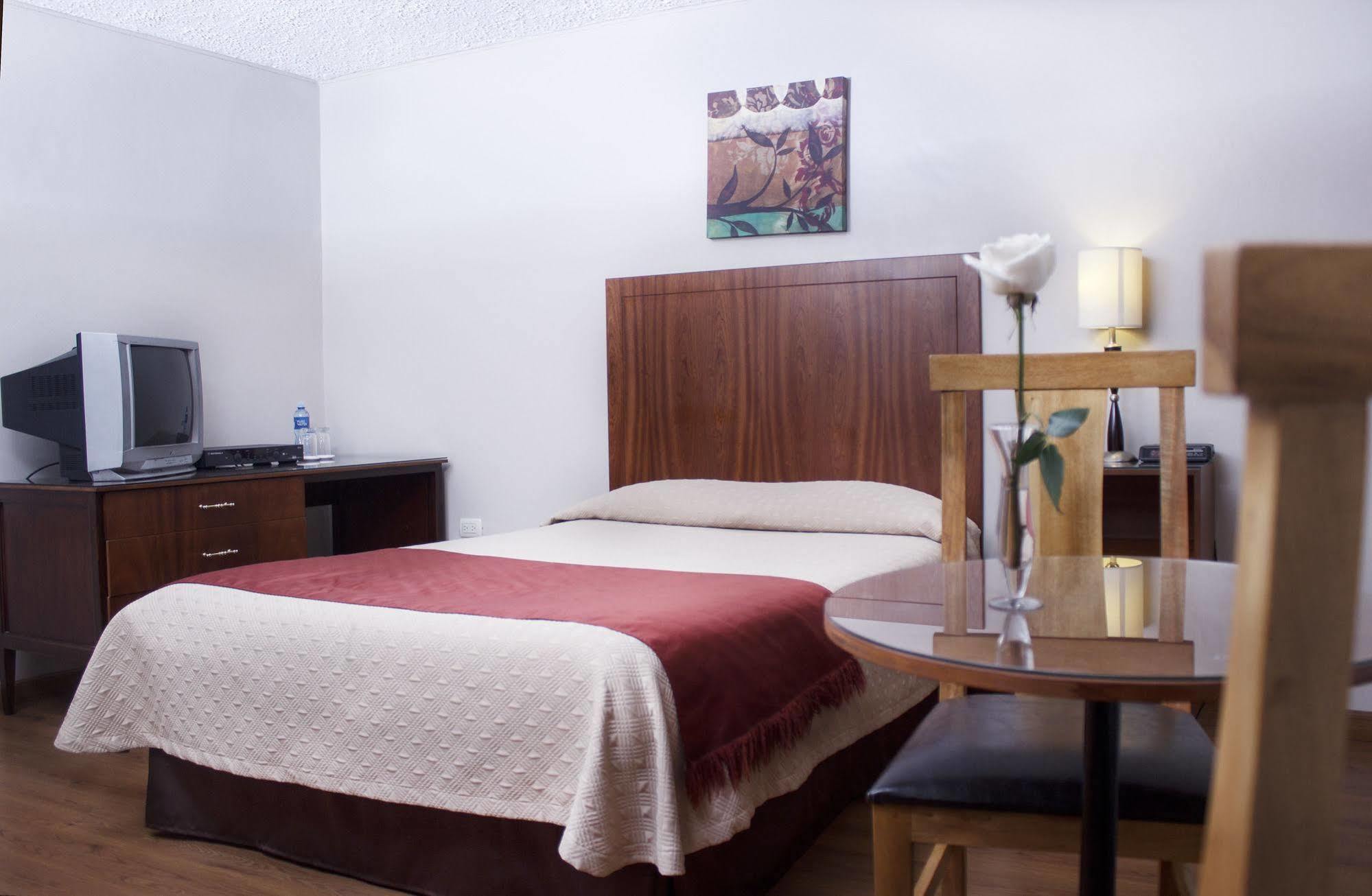 Hotel Santa Monica Куенка Екстериор снимка